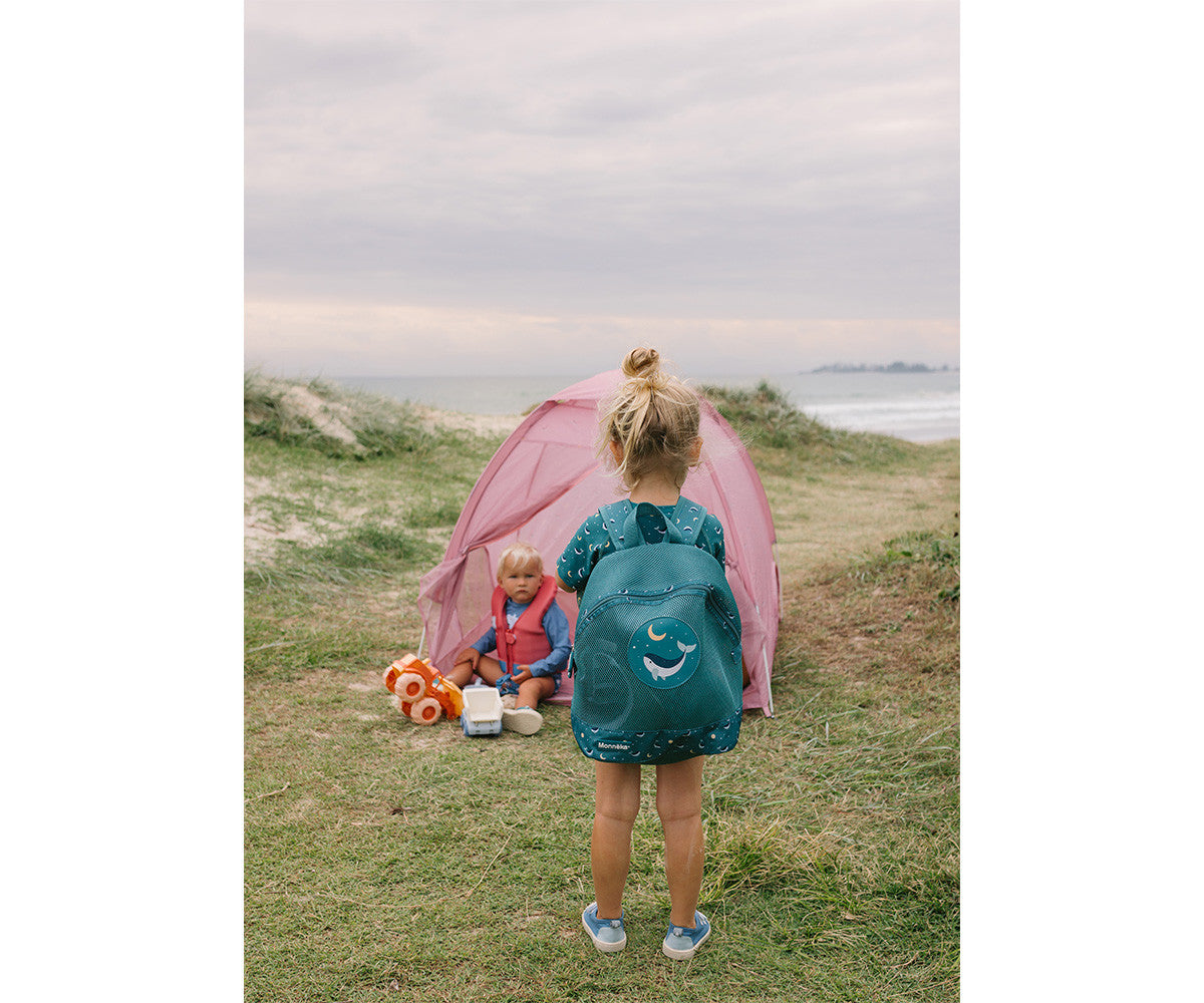Monnëka - Mochila anti-areia infantil Whale Teal